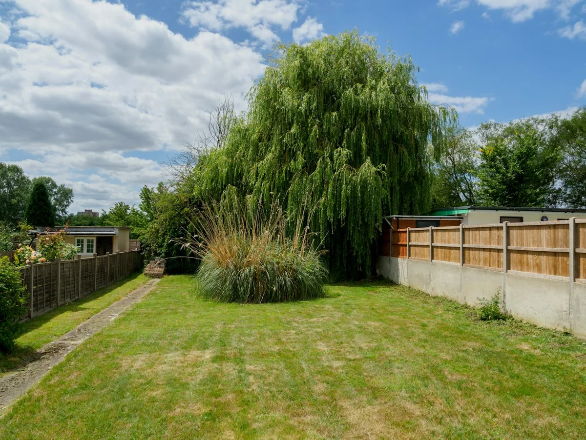 Redwood Horizontal Fence — Modern horizontal redwood slat privacy fence.